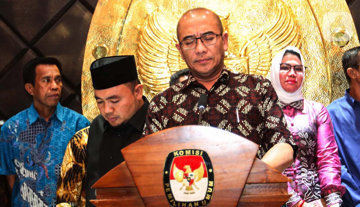 Ketua Komisi Pemilihan Umum (KPU) Republik Indonesia (RI), Hasyim Asy'ari memberikan keterangan terkait putusan Dewan Kehormatan Penyelenggara Pemilu (DKPP) di Gedung KPU, Jakarta, Rabu (3/7/2024). (Liputan6.com/Angga Yuniar)