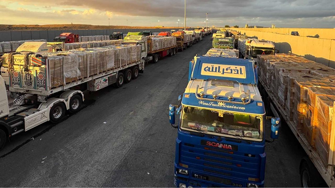 FOTO: Truk-Truk Bantuan Kemanusiaan Mengular di Rafah, Menunggu  Harapan Gencatan Senjata