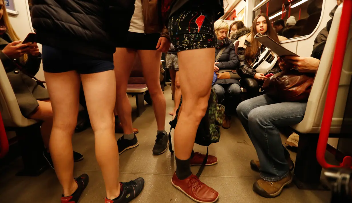 Seorang peserta mengambil bagian dalam acar tahunan No Pants Subway Ride di Praha, Republik Ceko pada Minggu (12/1/2020). New York menjadi kota pertama yang menghajat acara naik kereta tanpa celana ini sejak tahun 2002. (AP Photo/Petr David Josek)