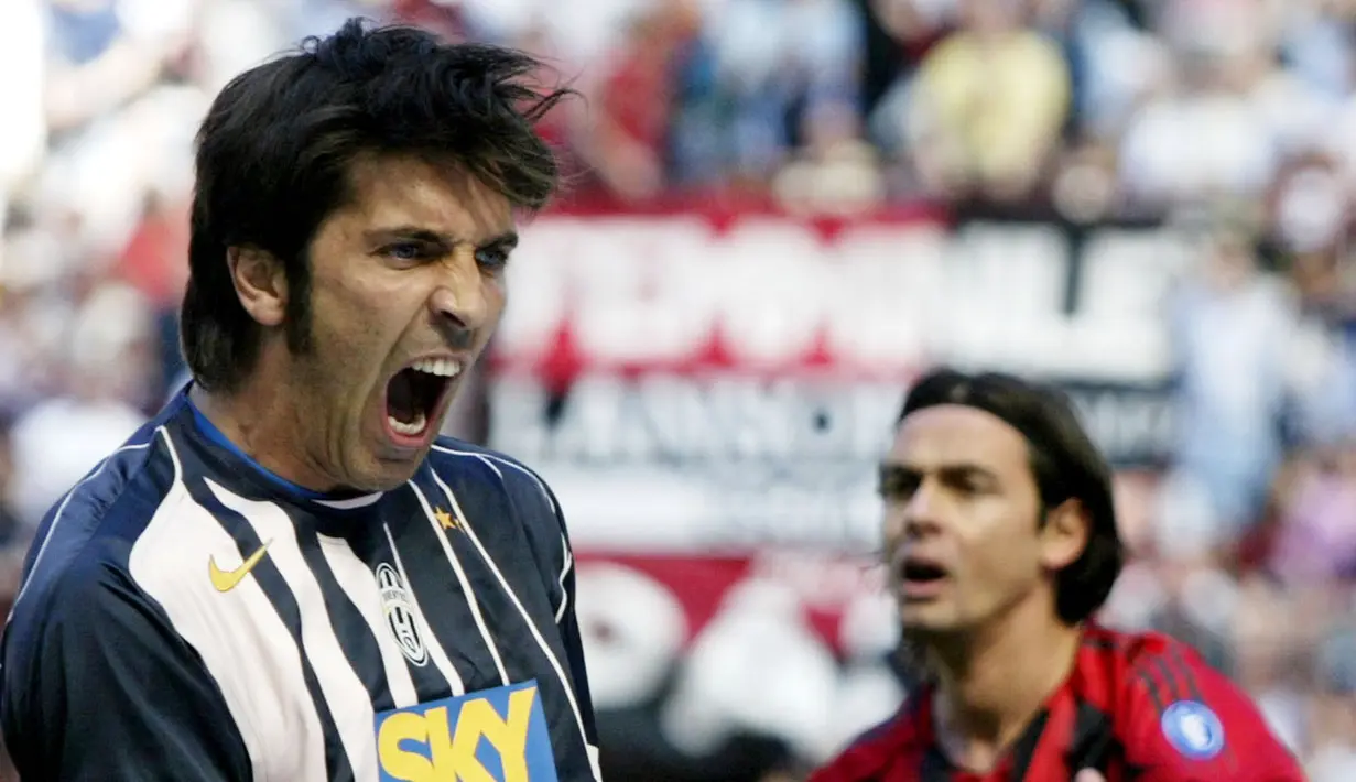 Ekspresi kiper Juventus, Gianluigi Buffon, usai berhasil menyelamatkan gawangnya dari tendangan striker AC Milan, Filippo Inzaghi, pada laga Liga Italia di Stadion San Siro, Minggu (8/5/2005). (AP Photo/Luca Bruno)