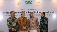 (Ki-Ka) Manager of Independent Smallholder Musim Mas Group Rudman Simanjutak, Director of Sustainibility Olivier Tichit, RSPO’s Acting Head of Smallholder Programme Guntur Cahyo Prabowo dan Ketua Pekebunan Swadaya Kelapa Sawit Labuhanbatu Sumatera Utara Syahrianto berbincang di sela konfrensi pers Program “Training for Smallholders” Musim Mas Berdayakan Petani Swadaya, Wujudkan Kelapa Sawit Bekelanjutan di Jakarta (21/09/2022)