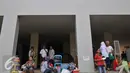 Suasana pindahan warga Kampung Pulo ke ke Rusunawa Jatinegara Barat, Jakarta, Jumat (21/8/2015). Dari 429 warga yang telah mengikuti undian unit hunian, baru 238 warga Kampung Pulo yang telah mengambil kunci. (Liputan6.com/Herman Zakharia)
