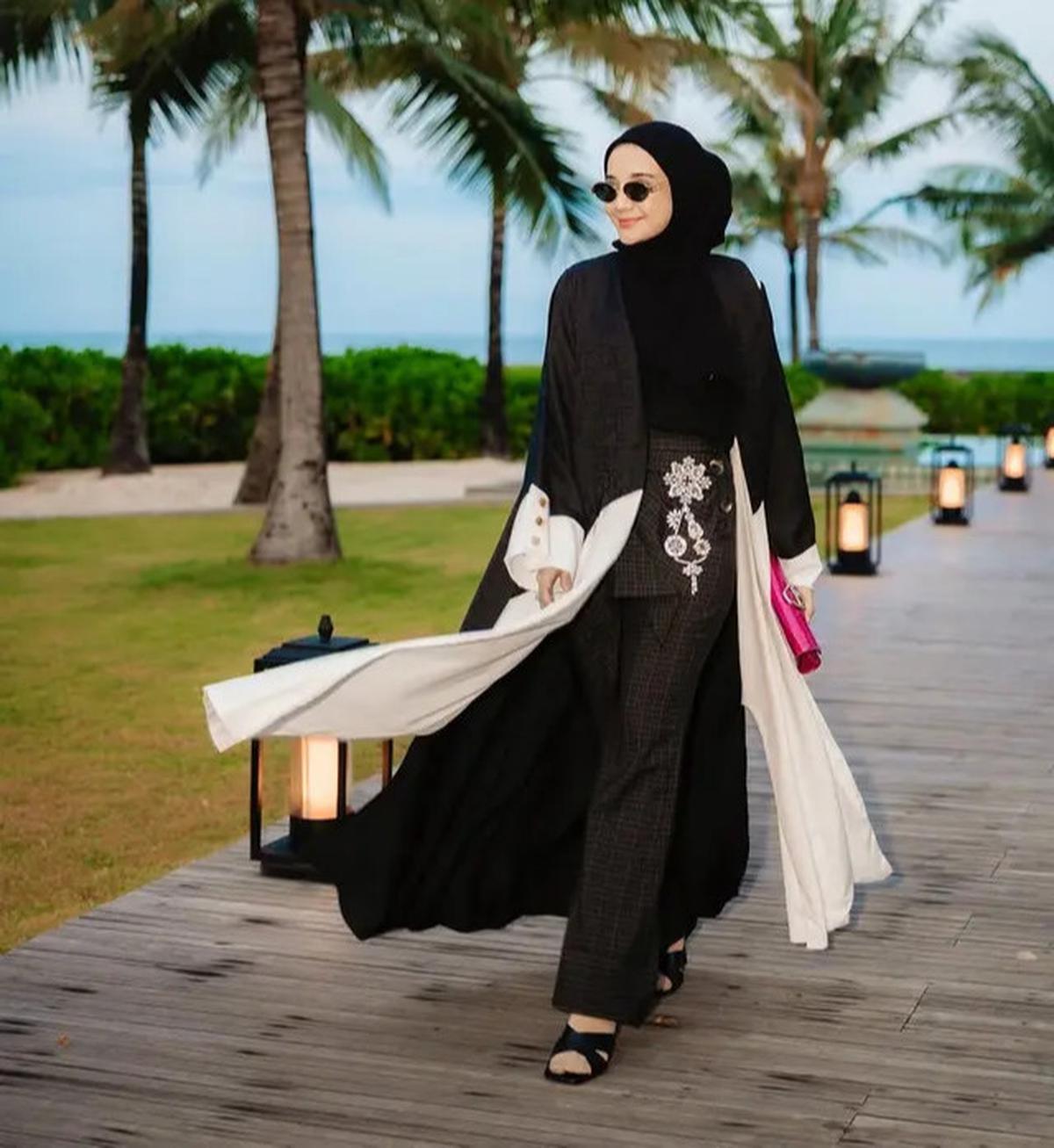 Tampil Memikat dengan Nuansa Hitam, 6 Gaya Outfit Kondangan yang sedang Hit pada 2025