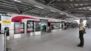 Sejumlah petugas berada di area Stasiun LRT Manggarai, Jakarta, Rabu (16/9/2026). Stasiun tersebut menjadi salah satu bagian dari jalur LRT Jakarta rute Kelapa Gading-Manggarai yang diresmikan Presiden Prabowo Subianto. (KLY/Budy Santoso)