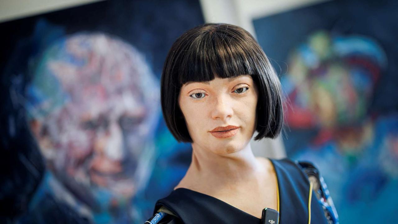 Sosok Robot AI Canggih Jago Melukis Jadi Sorotan di KTT Global AI For Good