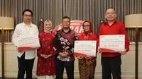 Para pemenang penghargaan Indonesia MIRAH 2022 kategori Proposal Penelitian berfoto bersama Head of Professional Marketing Personal Care Unilever Indonesia, Ratu Mirah Afifah (kedua dari kiri) dan Ketua Lembaga Riset Ikatan Dokter Indonesia Marhaen Hardjo M. Biomed yang bertepatan dengan Hari Kesehatan Nasional di Jakarta (Liputan6.com)