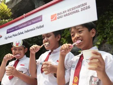 Sejumlah siswa mengikuti pemeriksaan kesehatan gigi dan mulut secara gratis dalam rangkaian Bulan Kesehatan Gigi Nasional (BKGN) 2026 di SDN Menteng 01, Jakarta, Kamis (17/9/2026). Kegiatan tersebut dilakukan untuk mengetahui kondisi kesehatan gigi siswa sejak usia sekolah. (KLY/Budy Santoso)