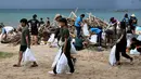<p>Sebelumnya, dalam beberapa waktu terakhir, pesisir pantai di wilayah Kedonganan, Bali, kembali menjadi lokasi tumpukan sampah kiriman. (SONNY TUMBELAKA/AFP)</p>