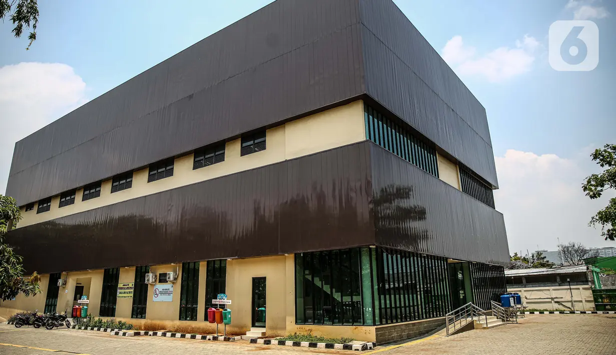 Suasana Gelanggang Remaja Kecamatan Pademangan yang menjadi lokasi ruang isolasi mandiri pasien COVID-19 di Jakarta, Senin (28/9/2020). Sebanyak 30 bilik isolasi pasien Covid-19 disediakan dengan fasilitas tempat tidur, lemari, dan peralatan mandi. (Liputan6.com/Faizal Fanani)