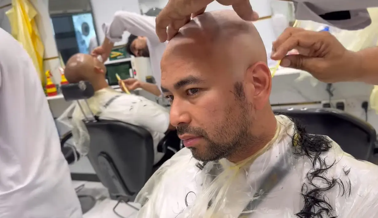 Tak lama kemudian Raffi Ahmad menelepon sang ibu untuk meminta izin kembali. "Raffi habis makan mau botakin rambut ya, boleh nggak? Bismillah ya Ma," kata dia. (Foto: YouTube/ Rans Entertainment)