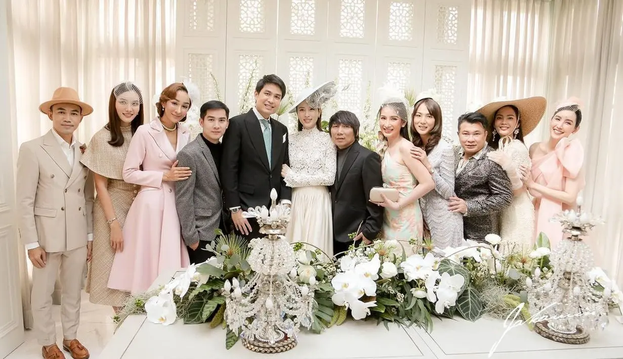 Dikelilingi keluarga, Nong Poy dan Oak Phakwa terlihat seperti bangsawan Eropa modern. [@niyadarweddinganswer]