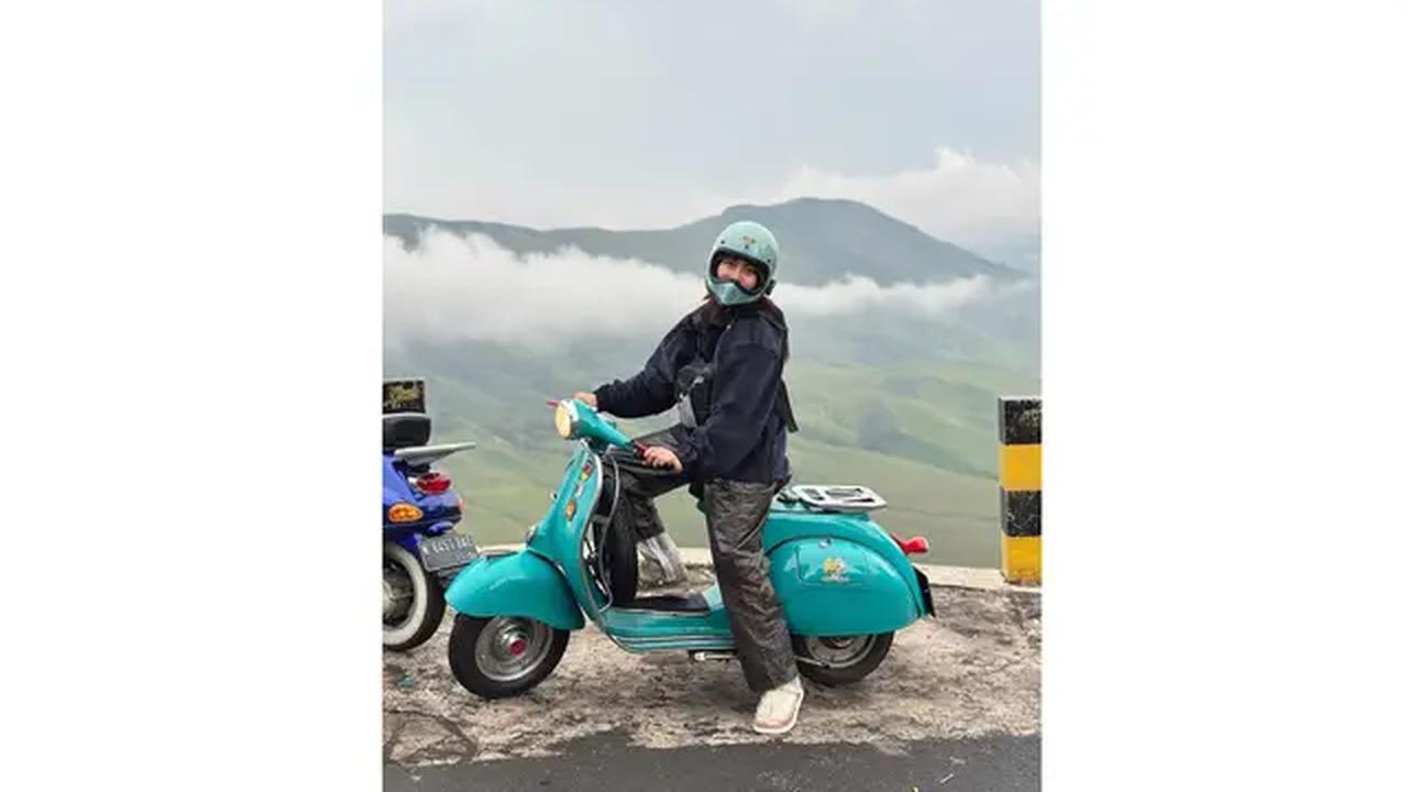 Potret Sintya Marisca Kendarai Vespa (Sumber: Instagram/sintyamarisca)