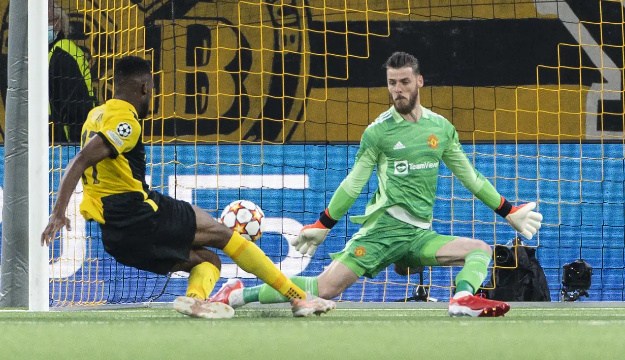 Para pemain Young Boys terus menekan. Empat menit masa injury time, malapetaka Setan Merah terjadi. Theoson Jordan Siebatcheu berhasil mencuri bola backpass Jesse Lingard yang terlalu lemah untuk kemudian menaklukkan David De Gea. (Foto: Keystone via AP/Alessandro della Valle)