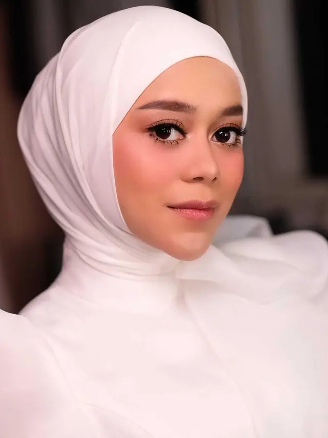 Lesti Kejora dalam Balutan Hijab Putih Penuh Pesona