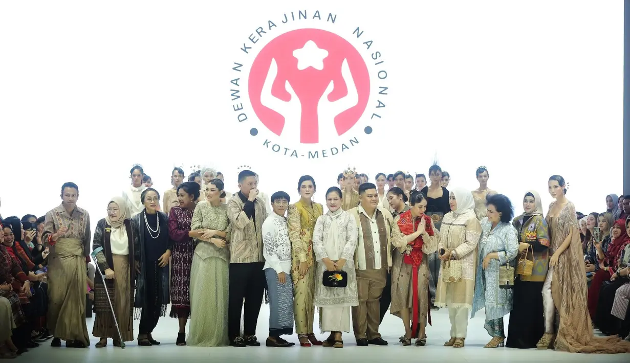 Pagelaran busana bertajuk “Medan The Journey of Enchanting Wastra” itu menampilkan karya perancang ternama seperti Harry Hasibuan, Riki Damanik, dan Surya Abduh. Ketiganya menampilkan keindahan wastra asal Medan, yaitu kain ulos. [Fimela/Bambang E. Ros]