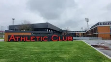 Setelah sehari sebelumnya berkesempatan melakukan Tur Stadion San Mames yang menjadi homebase klub Liga Spanyol Athletic Bilbao, pada Kamis (11/1/2024) giliran Bola.com berkunjung ke Lezama, yaitu kompleks latihan tim utama sekaligus menjadi markas Akademi Athletic Bilbao dan juga dipakai menjadi venue pertandingan untuk tim putri Athletic Bilbao. Seperti apa fasilitas yang disediakan Lezama, yang lokasinya berada di luar kota dan dikelilingi perbukitan dengan luas sekitar 14.760 meter persegi dan terletak sekitar 10 km dari pusat kota Bilbao? Jurnalis Bola.com, Yus Mei Sawitri membagikan pengalaman visualnya lewat beberapa foto berikut ini. (Bola.com/Yus Mei Sawitri)