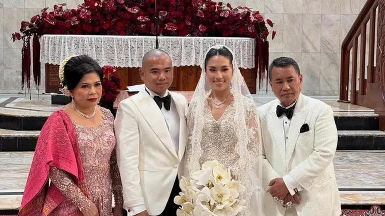 7 Potret Pernikahan Winona Delany dan Frank Hutapea Putra Hotman Paris, Khidmat