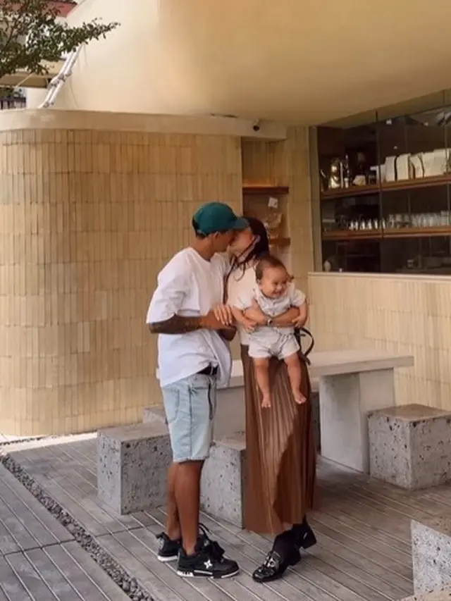 Jennifer dan Irfan Bachdim selalu romantis (Instagram/jenniferbachdim)