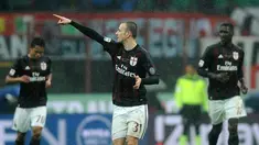 Ekspresi bek AC Milan, Luca Antonelli, setelah mencetak gol ke gawang Torino pada laga lanjutan Serie A Italia di Stadion San Siro, Minggu (28/2/2016) dini hari WIB. (EPA/Daniele Mascolo)