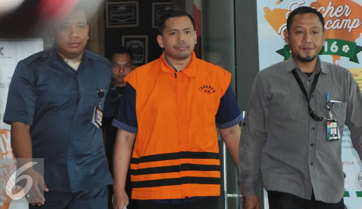 Pengusaha dari PT MTI, Muhammad Adami Okta keluar dari gedung KPK usai menjalani pemeriksaan, Jakarta, Kamis (15/2). Hardi dan rekannya menjadi tersangka usai menyuap Deputi Bakamla sebanyak Rp. 2 Miliar. (Liputan6.com/Helmi Afandi)