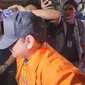Dito Mahendra diseret ke Kantor Bareskrim Polri dengan memakai baju tahanan berwarna orange. Dito Mahendra ditangkap di Bali setelah sempat buron atas kasus kepemilikan senjata api ilegal. (Merdeka.com)