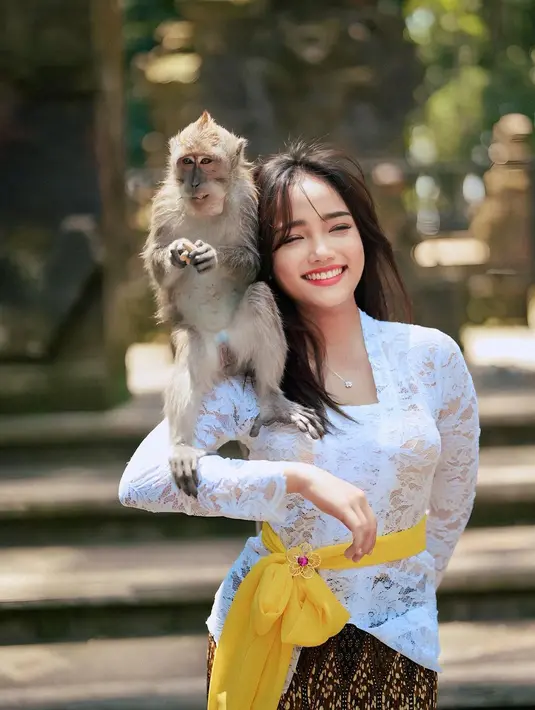 Kebaya Bali ini dipadukan dengan batik dan kain putih sebagai ikat pinggang [@fuji_an]