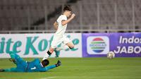 Penjaga gawang Timnas Indonesia U-20, Cahya Supriadi berusaha menghalau bola dari pemain Selandia Baru, Ty Bryan Cobb pada laga International Friendly Match U-20 di Stadion Utama Gelora Bung Karno (SUGBK), Jakarta, Minggu (19/02/2023). (Bola.com/Ikhwan Yanuar)