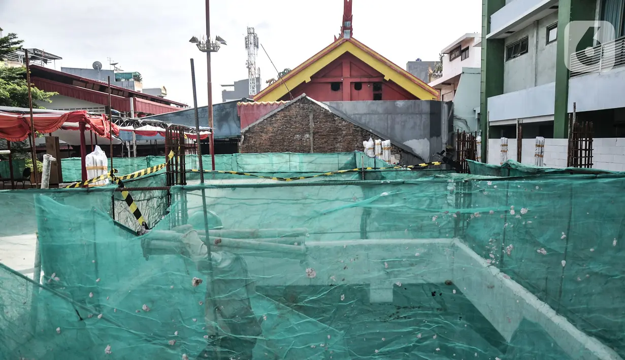 Aktivitas pekerja saat proyek revitalisasi Vihara Dharma Bhakti, Glodok, Taman Sari, Jakarta Barat, Kamis (27/1/2022). Proyek revitalisasi Vihara Dharma Bhakti atau Klenteng Kim Tek Le ditargetkan rampung pada 2023. (merdeka.com/Iqbal S. Nugroho)