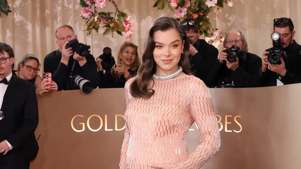 Untuk pertama kalinya sejak mengumumkan kehamilan, sang aktris melangkah ke red carpet Golden Globe Awards 2026 dengan penuh percaya diri, memperlihatkan baby bump-nya dalam balutan gaun maternity yang lembut dan berkelas. [Dok/@mtv].