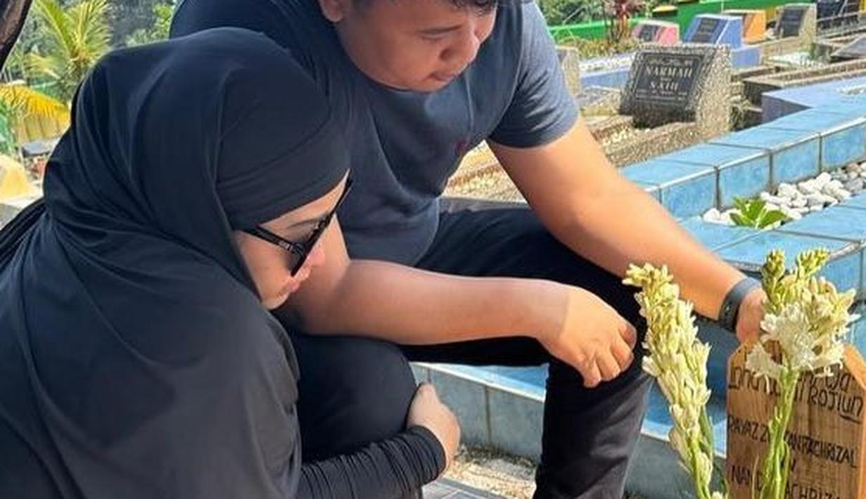 <p>Di slide berikutnya, Assyifa memperlihatkan foto saat berziarah ke makam Zoltan. Kepergian sang buah hati bagaikan pukulan keras bagi Syifa dan suami. (Foto: Instagram/ syifaasyifaaa)</p>