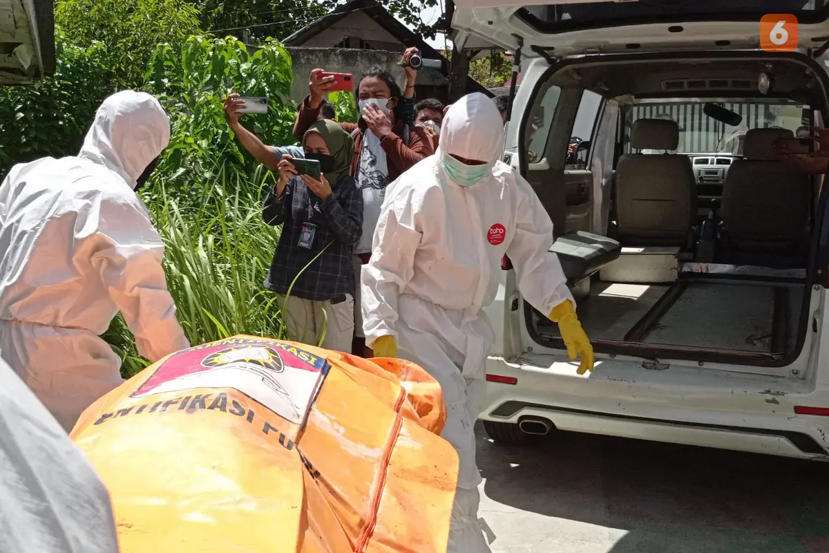 Petugas Kepolisian setempat saat mengevakuasi korban ke RSUD Aloisaboe Kota Gorontal (Arfandi Ibrahim/Liputan6.com)