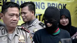 Wakapolsek Tanjung Priok, AKP Suparji (kiri) memberikan keterangan saat rilis pencabulan di Polsek Tanjung Priok, Jakarta, (7/6/2016). Pencabulan dilakukan di kolong tol pelita Jalan Pelita Raya, Tanjung Priok, Jakarta Utara. (Liputan6.com/Faizal Fanani)