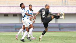 Pemain Dewa United, Dimitris Kolovos mengontrol bola saat melawan PSIS Semarang pada laga pekan ke-8 BRI Liga 1 2023/2024 di Stadion Indomilk Arena, Tangerang, Senin (14/8/2023). PSIS Semarang menang telak 4-1 atas Dewa United. (Bola.com/M Iqbal Ichsan)