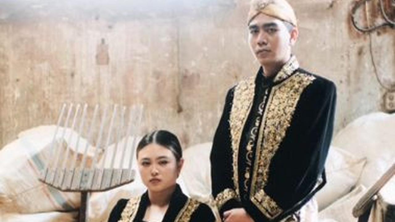 Pasangan calon pengantin ini juga&nbsp; berpose di gudang dengan tumpukan tembakau sebagai latar belakangnya.
