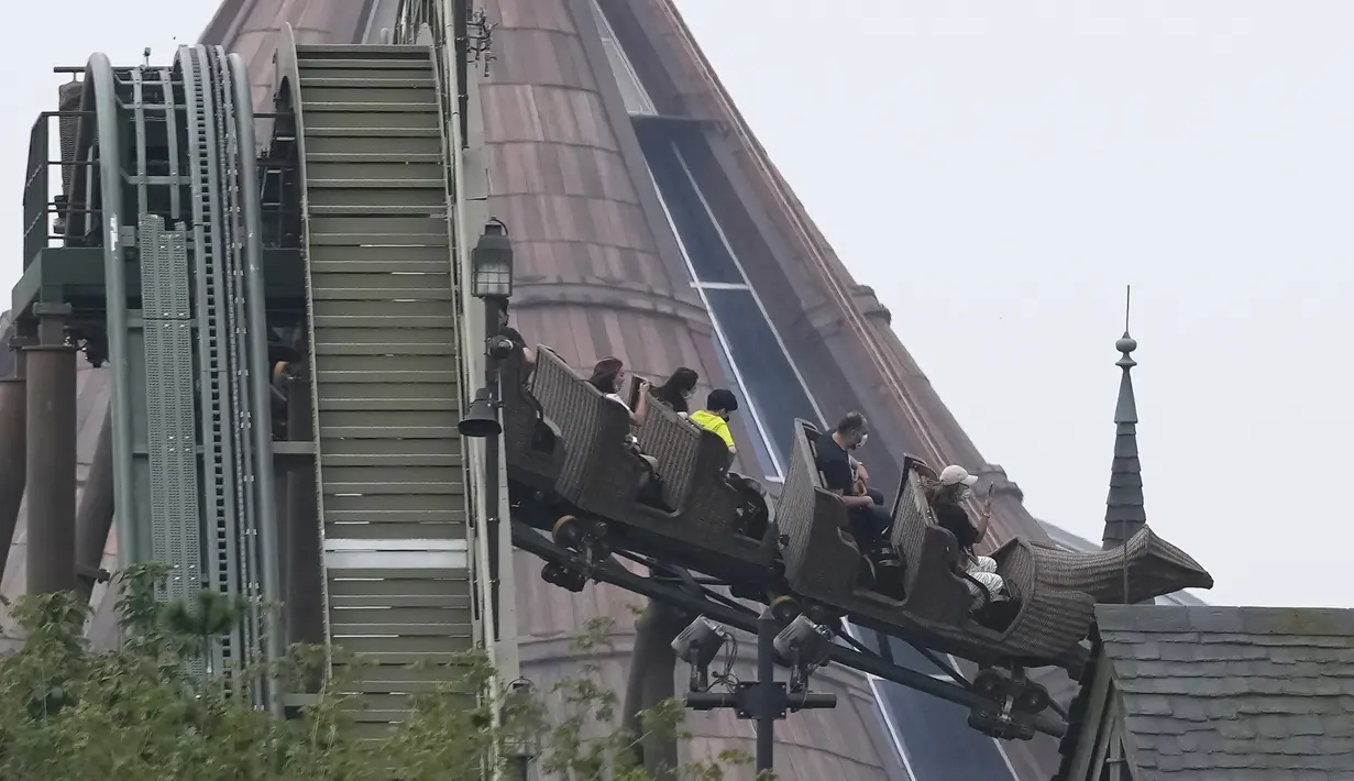 Pengunjung menaiki roller coaster di taman hiburan Universal Studios selama uji coba di Beijing, China, Selasa (31/8/2021). Universal Studios mengumumkan Senin, 30 Agustus 2021, bahwa taman hiburan pertamanya di China akan dibuka di ibukota negara pada bulan September. (AP Photo/Ng Han Guan)