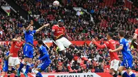 Gelandang Manchester United (MU) Paul Pogba coba menanduk bola pada laga uji coba melawan Everton di Old Trafford, Sabtu (7/8/2021). (AFP/Lindsey Parnaby)