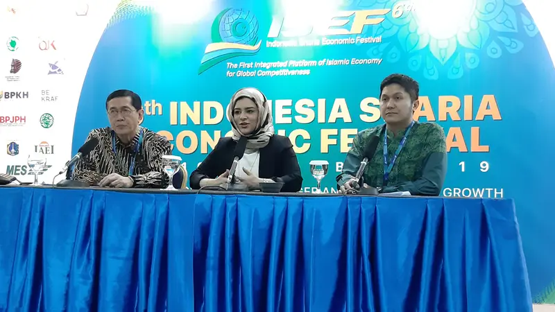 Shaima Hassan (tengah), Propositions Manager di Refinitiv dan Direktur Eksekutif Komite Nasional Keuangan Syariah (KNKS) Ventje Rahardjo (kiri).