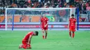 Pemain Persija Jakarta tertunduk lesu setelah dipaksa bermain imbang 1-1 dengan Bali United dalam lanjutan BRI Super League 2025/2026 di Jakarta International Stadium (JIS), Minggu (14/9/2025) malam WIB. (Bola.com/M Iqbal Ichsan)