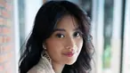 Menggenakan pakaian sang ibu Ikke Nurjanah, Adira Kania tampil cantik dengan Gaun putih saat Lebaran Idul Fitri kemarin. Penampilan Adira mengenakan gaun ini ternyata pernah dipakai Ikke Nurjanah di acara penghargaan AMI Awards 1997. (Instagram/adirakania)