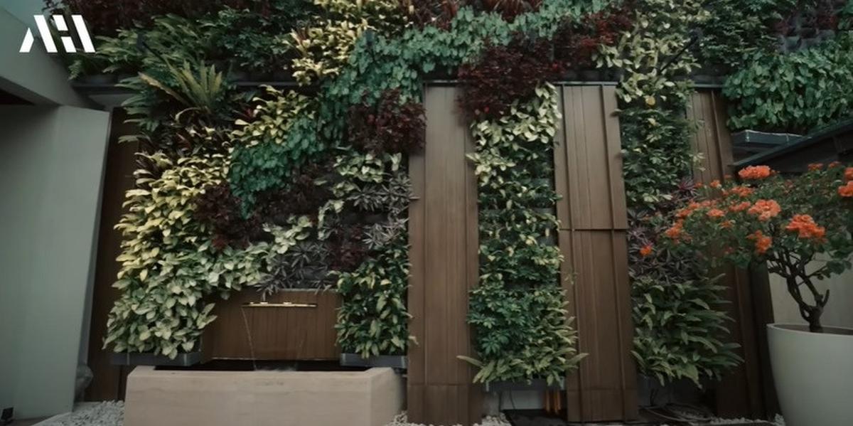 8 Potret Vertical Garden Rumah Mewah Titi Kamal dan Christian Sugiono, Indah dengan Nuansa Alam - Vibes bak Vila Bali
