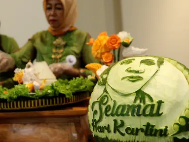 Peserta menyiapkan tumpeng saat mengikuti Lomba Menghias Tumpeng di Museum Nasional, Jakarta, Sabtu (22/4). Acara ini digelar untuk memperingati hari Kartini dan sekaligus merayakan ulang tahun Museum Nasional. (Liputan6.com/Fery Pradolo)