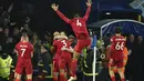 Para pemain Liverpool merayakan gol yang dicetak penyerang Diogo Jota selama pertandingan lanjutan Liga Inggris di Goodison Park di Liverpool, Inggris, Kamis (2/12/2021). Liverpool menang telak atas Everton 4-1. (AP Photo/Jon Super)