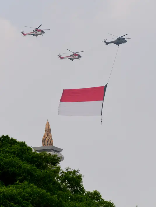 Tiga helikopter TNI AU mengibarkan bendera merah putih saat Upacara Peringatan Detik-Detik Proklamasi di kawasan Istana Merdeka, Selasa (17/8/2021). (Foto:Muchlis Jr-Biro Pres Sekretariat Presiden)