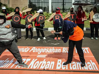 Massa yang tergabung dalam Koalisi Sipil untuk RUU PRT menggelar aksi di depan Gedung DPR, Senayan, Jakarta, Rabu (7/6/2023). Mereka mendesak DPR mengesahkan Rancangan Undang-Undang Perlindungan Pekerja Rumah Tangga (RUU PPRT). (Liputan6.com/Faizal Fanani)