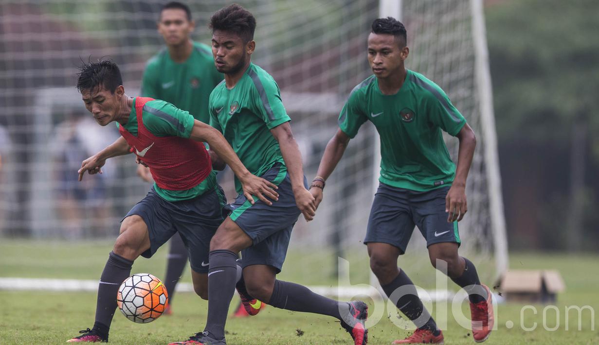 Bek Persib, Henhen Herdiana, berebut bola dengan gelandang Persela, Saddil Ramdani, saat mengikuti seleksi Timnas Indonesia U-22 di Lapangan SPH Karawaci, Banten, Selasa (7/3/2017). (Bola.com/Vitalis Yogi Trisna)