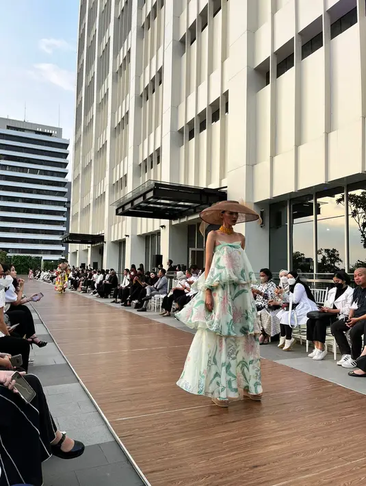 <p>Meski siluet yang hadir terkesan elegan, workmanship tailoring yang prima membuat koleksi ini level kemewahan di atas rata-rata koleksi batik. Ia juga menjaga signature-nya, batik Garis agar tetap harmonis dengan motif yang dipilih, beberapa motif menggunakan teknik Colet untuk mendapatkan kesan lukisan pada motif. / Foto: Adinda Tri Wardhani- Fimela.com.</p>