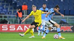 Bek Lazio, Francesco Acerbi, berebut bola dengan penyerang Borussia Dortmund, Erling Braut Haland, pada laga Grup F Liga Champions 2020/2021 di Stadion Olimpico, Rabu (21/10/2020) dini hari WIB. Lazio menang 3-1 atas Borussia Dortmund. (AFP/Alberto Pizzoli)