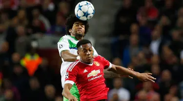 Bek Wolfsburg, Dante (kiri) berebut bola udara dengan penyerang Manchester United, Anthony Martial pada laga Liga Champions di Stadion Old Trafford, Inggris, Kamis (1/10/2015). MU menang atas Wolfsburg dengan skor 2-1. (Reuters/Andrew Yates)