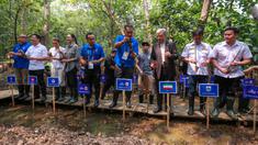 Wakil Ketua LOC Piala Dunia FIBA 2023, Agus Antares Mauro (tengah) berbincang dengan Duta Besar Iran untuk Indonesia, Mahdi Rounagh (kanan) saat acara&nbsp;penanaman bakau "Kick-off Dribbling Towards Sustainbility FIBA Basketball World Cup 2023" di Kawasan Ekowisata Mangrove PIK, Jakarta, Selasa (22/08/2023). (Bola.com/Bagaskara Lazuardi)