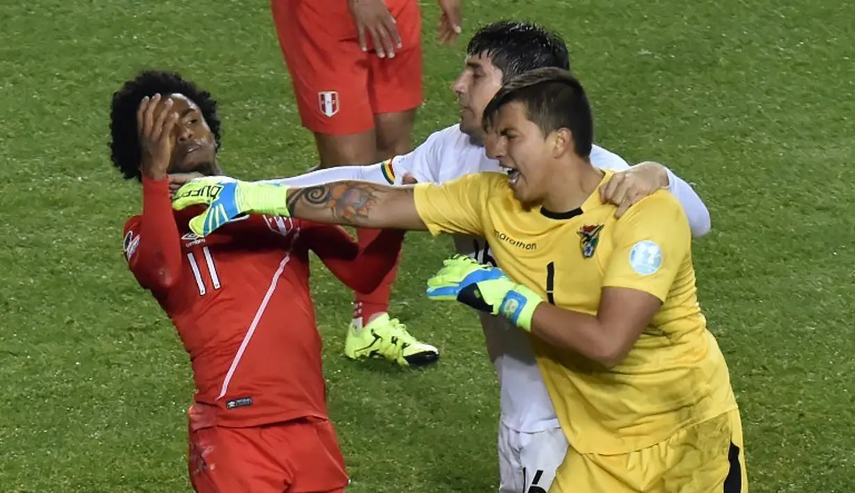 Kiper Bolivia, Romel Quinonez (kanan) dan bek Ronald Raldes bersitegang dengan striker Peru, Jose Reyna. (AFP PHOTO/NELSON ALMEIDA)